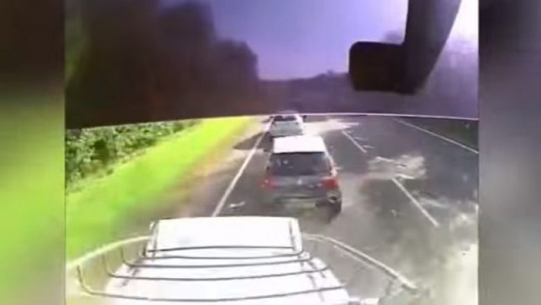 Kur shoferin e kamionit e zë gjumi – ja pasojat (Video)
