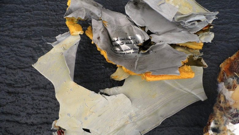 Gjendet kutia e zezë dhe mbetjet e para të avionit të “EgyptAir” (Foto)