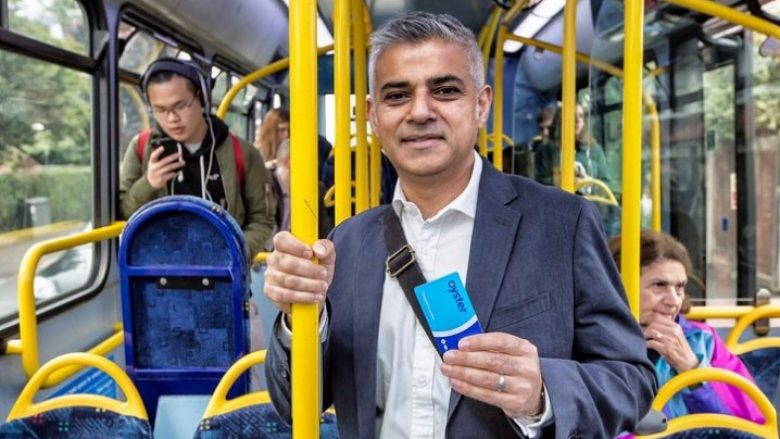 Kryetari i Londrës shkon në punë me autobus, pritet me përshëndetje dhe brohoritje (Foto)