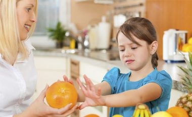 Si t’i bindni fëmijët që të hanë fruta