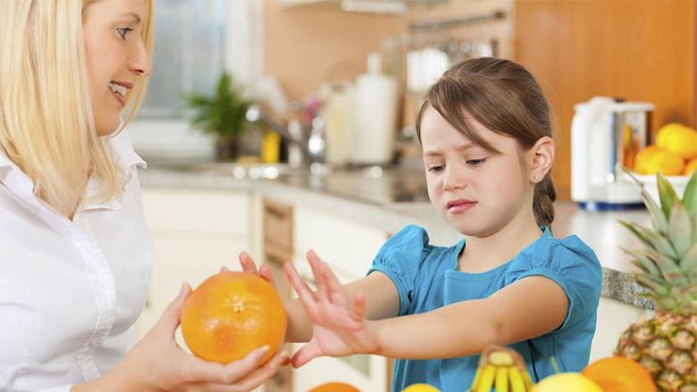 Si t’i bindni fëmijët që të hanë fruta