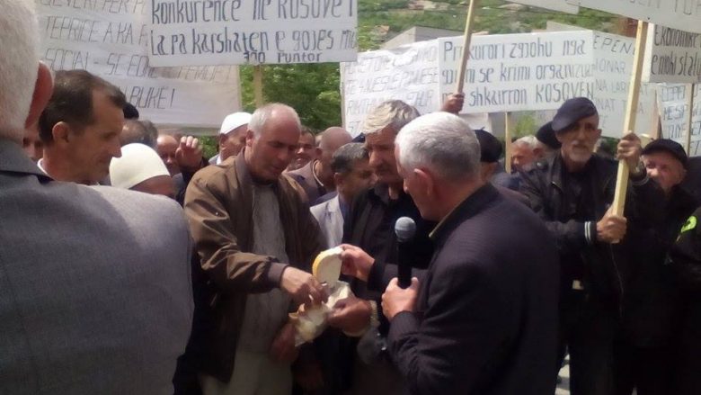 Protestuesit te Sharrcemi: “Qeveri t’i ku je, klasën punëtore pa bukë e ke”