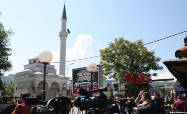 Hapet xhamia në Bosnje që u dogj nga serbët