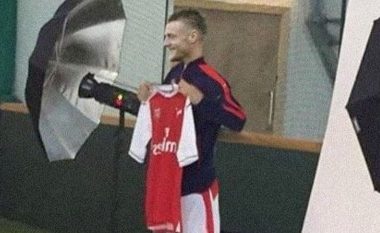 Zbulohet e vërteta e fotografive të Vardyt me fanellë të Arsenalit