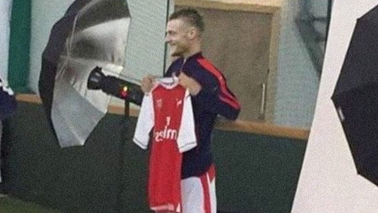 Zbulohet e vërteta e fotografive të Vardyt me fanellë të Arsenalit