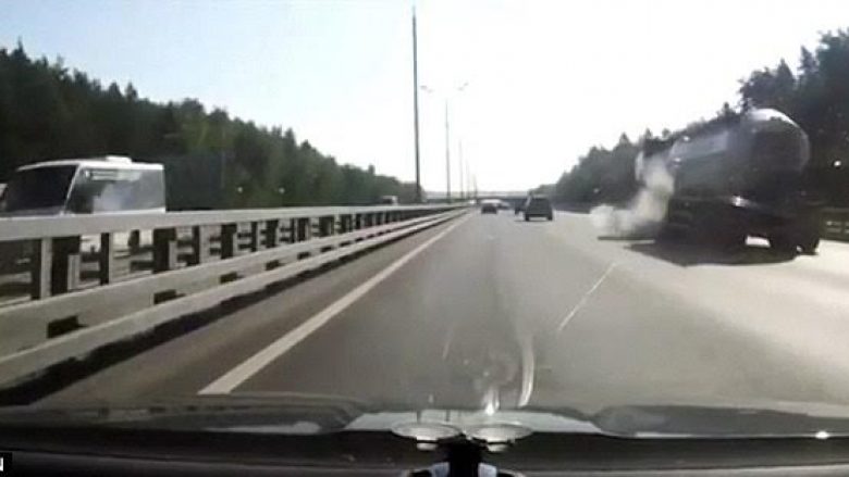 Kamion-cisternës i shpërthen goma, rrotullohet dhe eksplodon në mes të autostradës (Video)