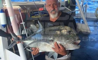 Peshkatari këmbëngulës, nxori me vështirësi peshkun që peshon 30 kilogramë (Video)