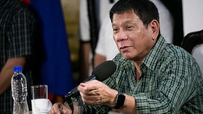 Presidenti i Filipineve, i pamëshirshëm në luftën kundër krimit: Vritini kriminelët, unë ju dekoroj