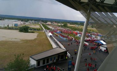 Dy orë nga ndeshja, tifozët fillojnë të mbushin stadiumin (Foto)