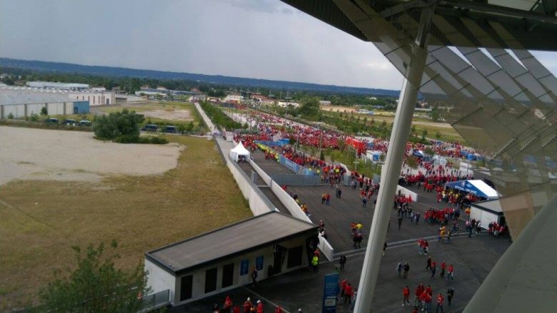 Dy orë nga ndeshja, tifozët fillojnë të mbushin stadiumin (Foto)