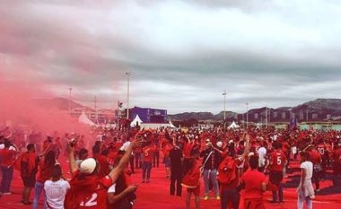 Tifozët shqiptarë dhe ata francezët këndojnë së bashku shqip (Video)