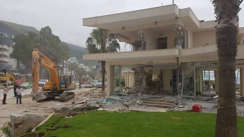 Vlorë, shembet hoteli luksoz për shkak të ndërtimit të Lungomares (Foto)