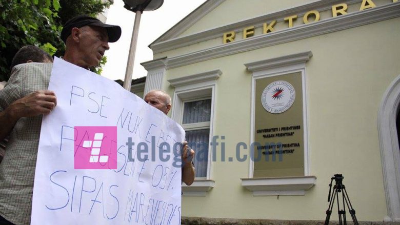 Punëtorët teknik të fakulteteve ndërprejnë protestën, presin deri të mërkurën