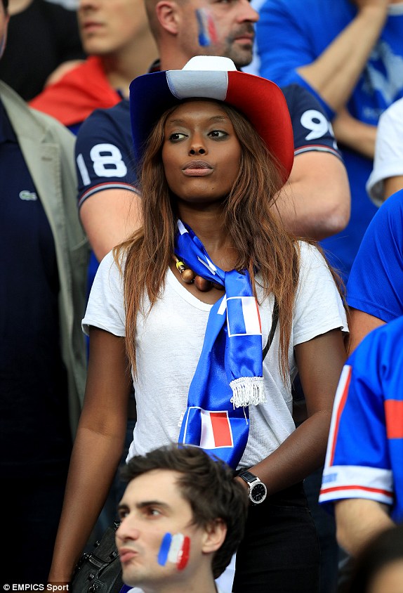 1465584044334_lc_galleryImage_A_France_fan_in_the_stand