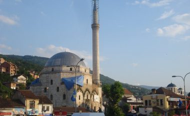 Komandanti i KFOR-it në xhaminë e Prizrenit, uron Ramazanin