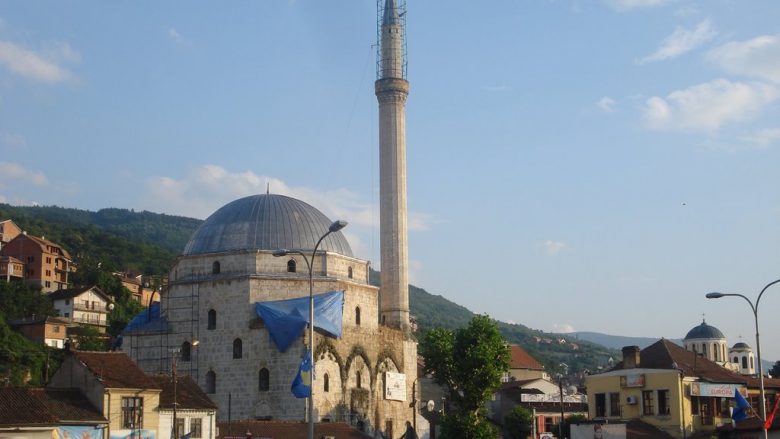 Komandanti i KFOR-it në xhaminë e Prizrenit, uron Ramazanin