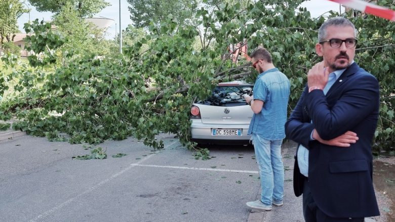 Vdes 57 vjeçarja shqiptare, i bie pema mbi kokë