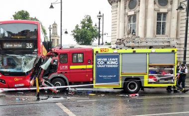 Kamioni i zjarrfikësve ndeshet me autobus, lëndohen shtatë persona (Foto)