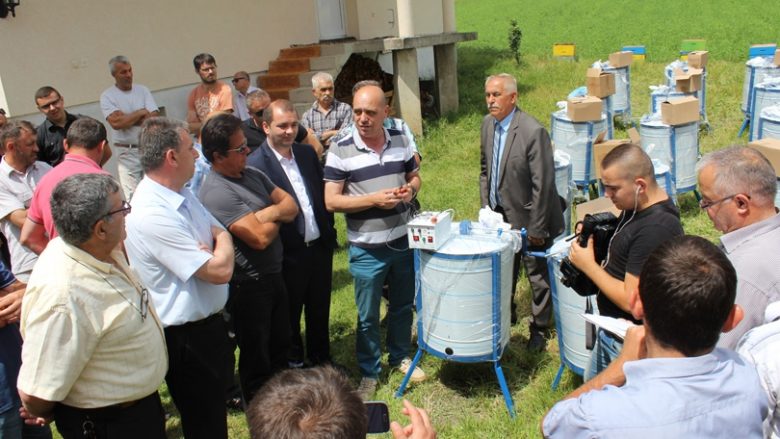 Komuna e Gjilanit shpërndan 35 centrifuga elektrike për bletarët