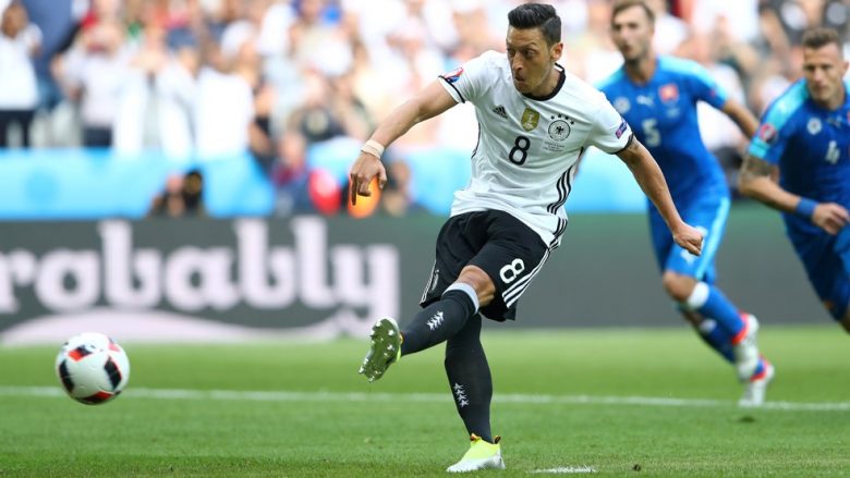 Mesut Ozil futet në historinë e përfaqësues së Gjermanisë, por këtë herë për të keq