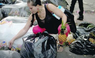 Në vendin me rezervat më të mëdha të naftës në botë, qytetarët kërkojnë ushqim në kontejnerë të mbeturinave