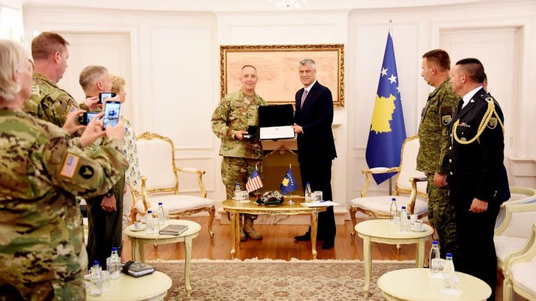 Thaçi dekoron me Medaljen Presidenciale të Meritave, gjeneralmajorin Timothy Orr