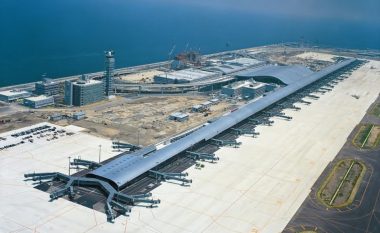Aeroporti më i gjatë në botë, që zë komplet një ishull (Foto)