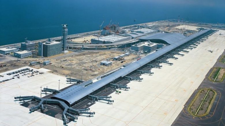 Aeroporti më i gjatë në botë, që zë komplet një ishull (Foto)