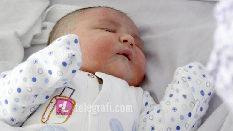 Në Prishtinë u lind foshnja me peshën më të madhe ndonjëherë në Kosovë (Foto)