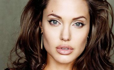 Imazhe të Angelina Jolie nga koha para se të bëhej e famshme (Foto)