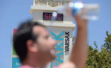 Rekord i temperaturave të larta në Antalia, asfalti po shkrihet (Foto)