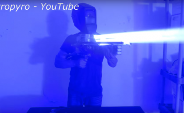 Njihuni me armën laserike që për pak sekonda shpon çelikun (Video)