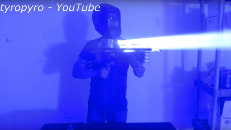 Njihuni me armën laserike që për pak sekonda shpon çelikun (Video)