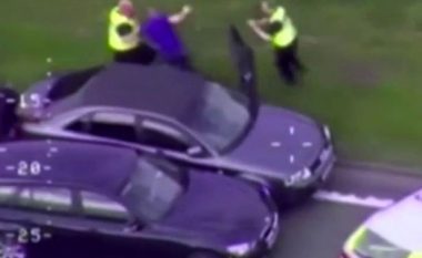 Ikte nga policia duke ngarë veturën me 241 km/h, derisa vogëlushja 3-vjeçe që qëndronte prapa e ulur (Video)