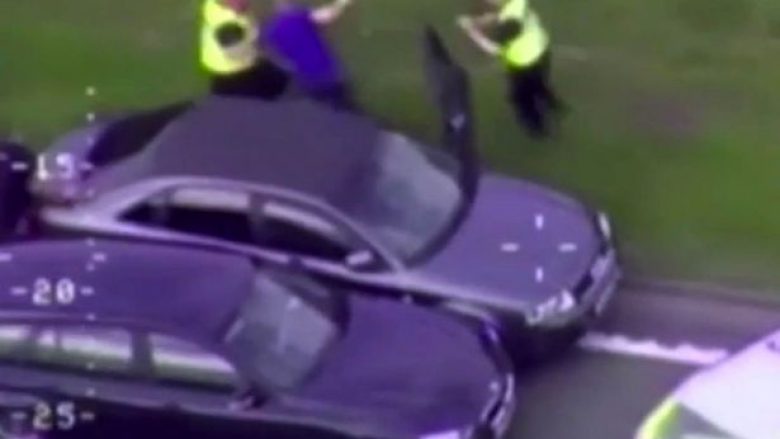 Ikte nga policia duke ngarë veturën me 241 km/h, derisa vogëlushja 3-vjeçe që qëndronte prapa e ulur (Video)