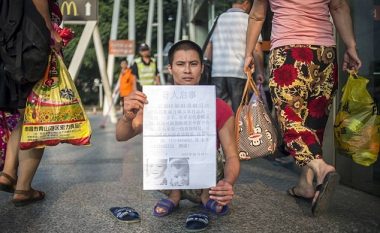 Babai me nevoja të veçanta, zvarritet nga qyteti në qytet duke kërkuar të birin e zhdukur (Foto)