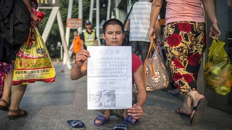 Babai me nevoja të veçanta, zvarritet nga qyteti në qytet duke kërkuar të birin e zhdukur (Foto)