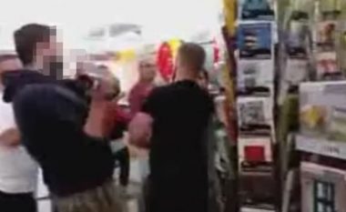 Videoja që shokoi Gjermaninë: E nxjerrin emigrantin me dhunë nga dyqani dhe e lidhin për druri (Video)