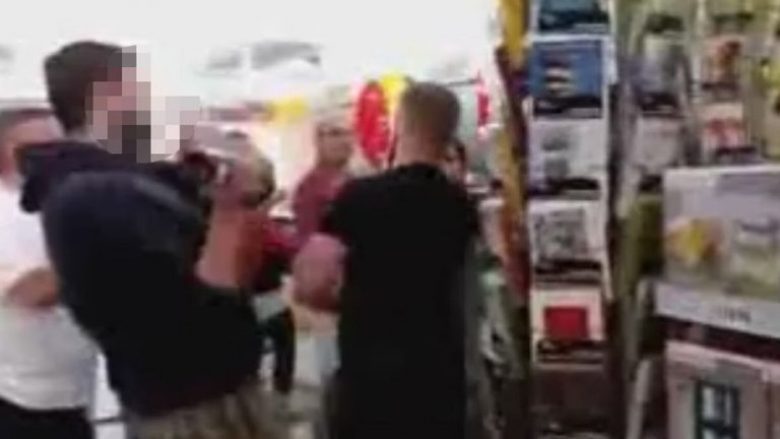 Videoja që shokoi Gjermaninë: E nxjerrin emigrantin me dhunë nga dyqani dhe e lidhin për druri (Video)