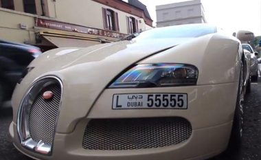 Pronari i Bugatti Veyron, në vështirësi për ta parkuar super-veturën (Video)