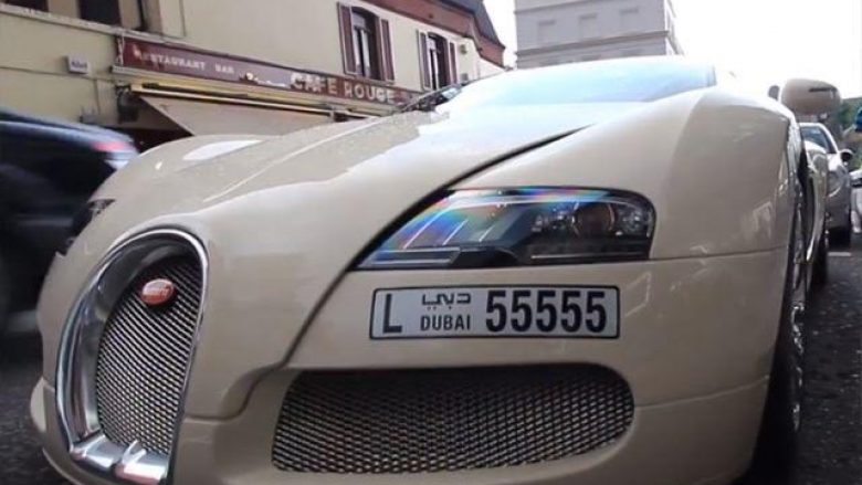 Pronari i Bugatti Veyron, në vështirësi për ta parkuar super-veturën (Video)
