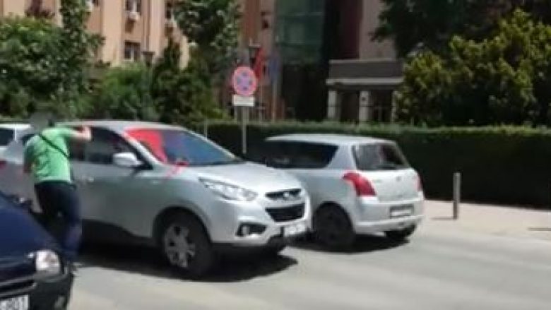 Vetëvendosje sërish në aksion, sulmon veturën e Murat Mehës (Video)