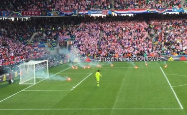 Pezullohet përkohësisht ndeshja, përjashtohen tifozët kroatë! (Foto/Video)