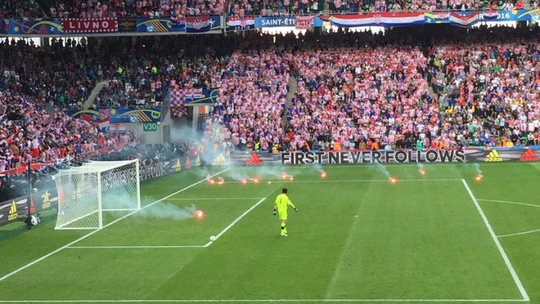 Pezullohet përkohësisht ndeshja, përjashtohen tifozët kroatë! (Foto/Video)