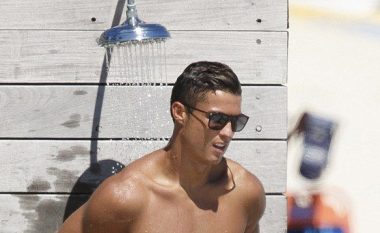 Ronaldo tregon super formën e trupit për të promovuar të brendshmet e tij (Foto)