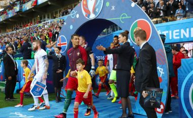 Ronaldo ‘sulmon’ Islandën, ata ia kthejnë me Messin