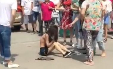 Momenti kur e zë dashnoren e burrit, e zhvesh në rrugë dhe e rrah brutalisht (Video, +18)
