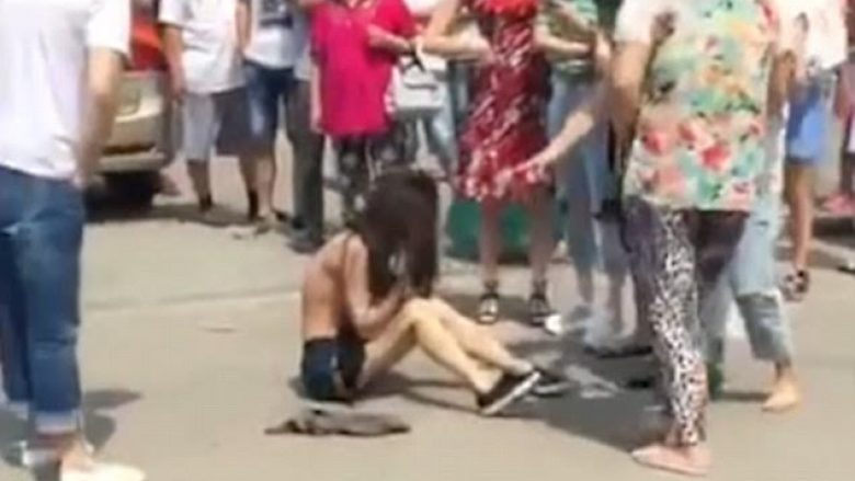 Momenti kur e zë dashnoren e burrit, e zhvesh në rrugë dhe e rrah brutalisht (Video, +18)