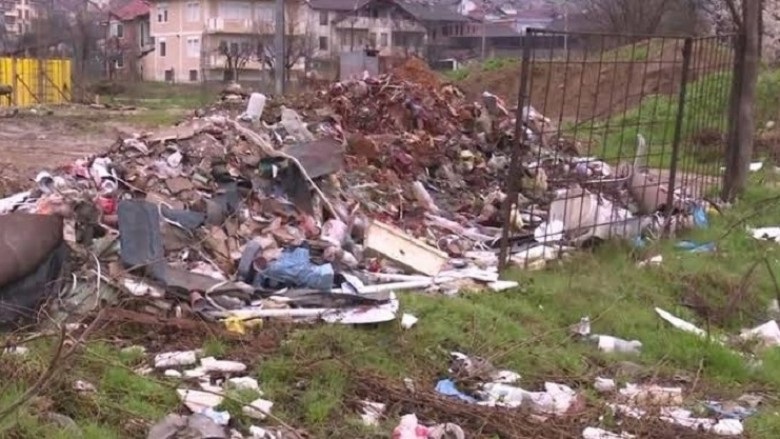 Mijëra tonelata mbeturina të shtresuara në stacionin për ngarkim në Tetovë