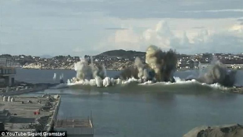 Pamjet spektakolare: Shikoni si krijohet vala gjigante nga shkatërrimi i digës (Video)